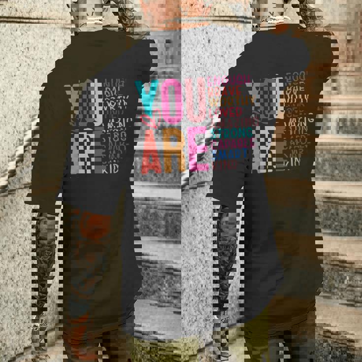 You Are Enough 感動的な引用と断言 メンズTシャツ バックプリント 彼への贈り物