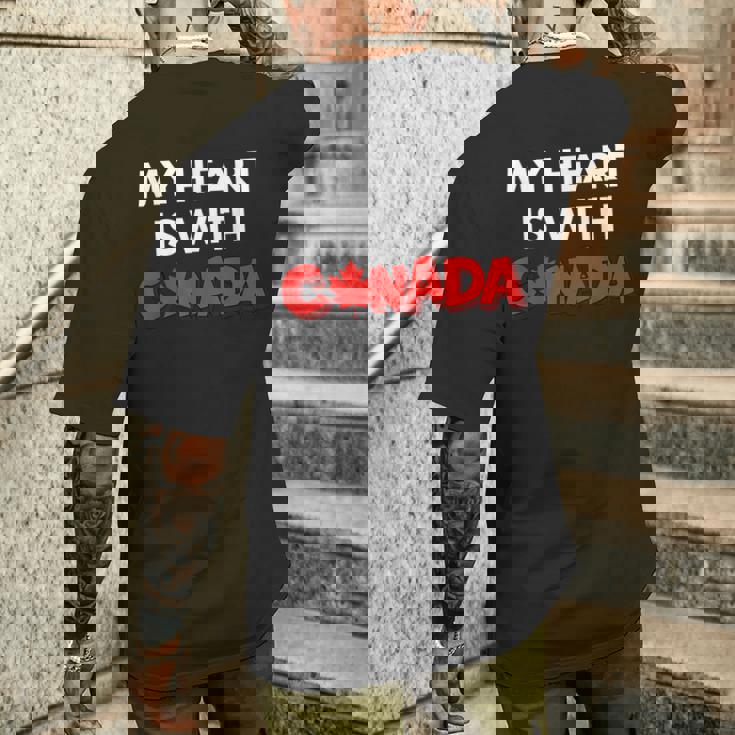 「My Heart Is With Canada」 – カナダ人と強く立つ メンズTシャツ バックプリント 彼への贈り物