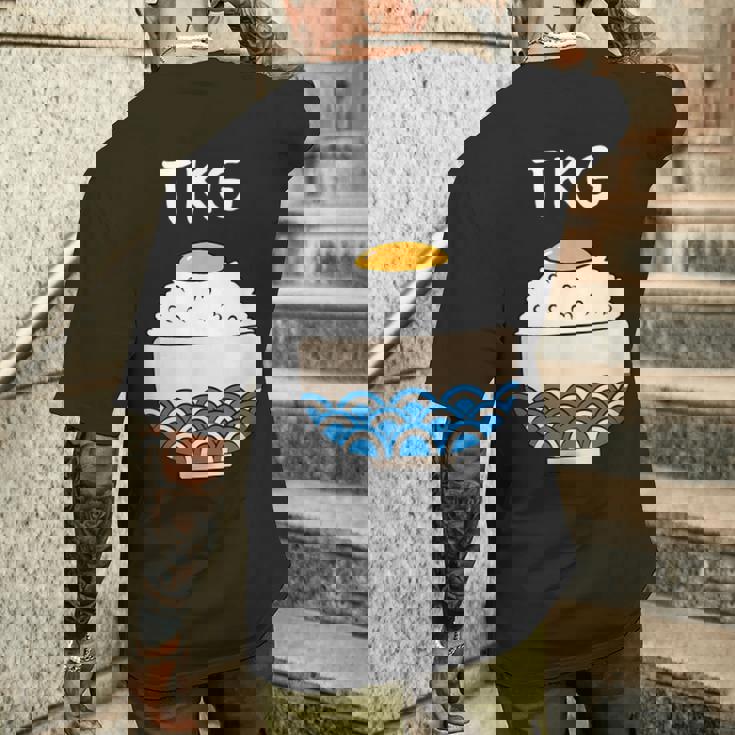 【Tkg】たまごかけごはん 卵 白飯 米 ご飯 おもしろ 可愛い 面白い ユーモア ギャグ ネタ ウケ狙い 笑える 変な メンズTシャツ バックプリント 彼への贈り物