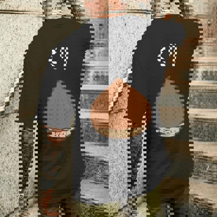 【くり】栗 可愛い おもしろ 面白い 秋 旬 食べ物 ネタ ウケ狙い かわいい 食品 ユニーク ウケる 和菓子 カワイイ メンズTシャツ バックプリント 彼への贈り物