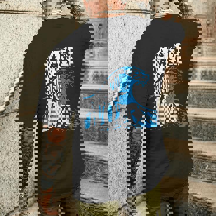 【ネバーギブアップ能登】石川県能登 決してあきらめない 復興 メンズTシャツ バックプリント 彼への贈り物