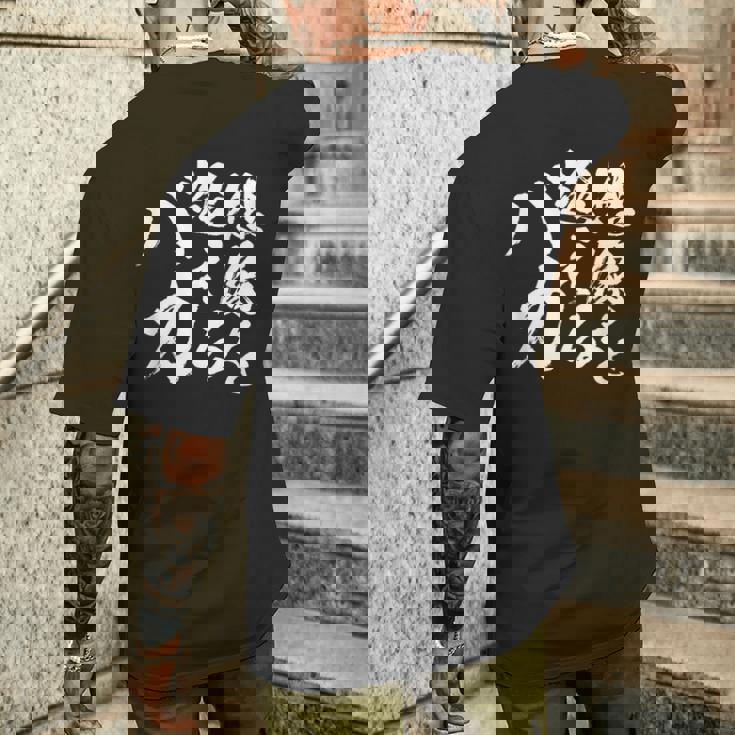 【想像を超えるバカ】文字 自虐 面白い ネタ 文字入り おもしろ 笑える ギャグ ウケ狙い お笑い ユーモア ふざけ メンズTシャツ バックプリント 彼への贈り物