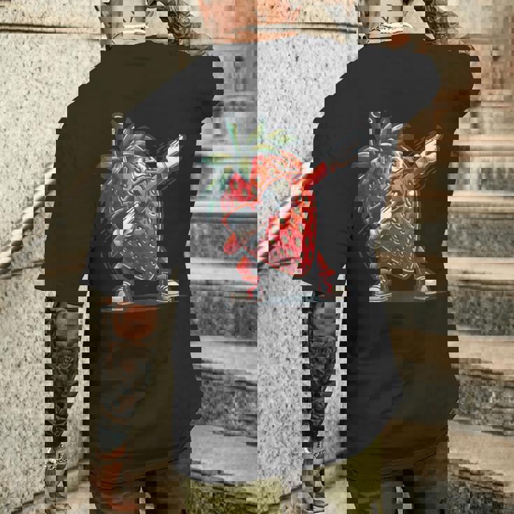 いちごを軽くたたくダンスいちごの果実を軽くたたく メンズTシャツ バックプリント 彼への贈り物