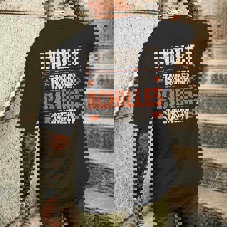 おかしな手術 サバイバー デザイン リカバリー アキレス手術 メンズTシャツ バックプリント 彼への贈り物