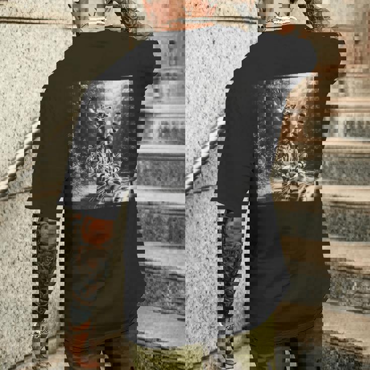 おもしろいアライグマ乗馬トラ驚いた怖い猫の自撮り。 メンズTシャツ バックプリント 彼への贈り物