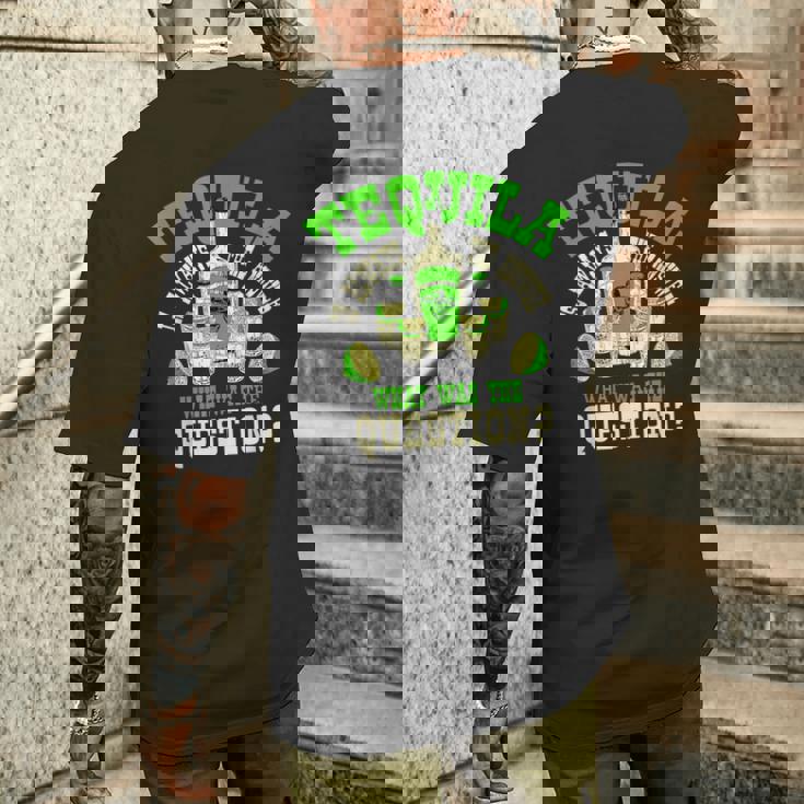 おもしろテキーラ飲んでるテキーラはいつも答えの贈り物 メンズTシャツ バックプリント 彼への贈り物