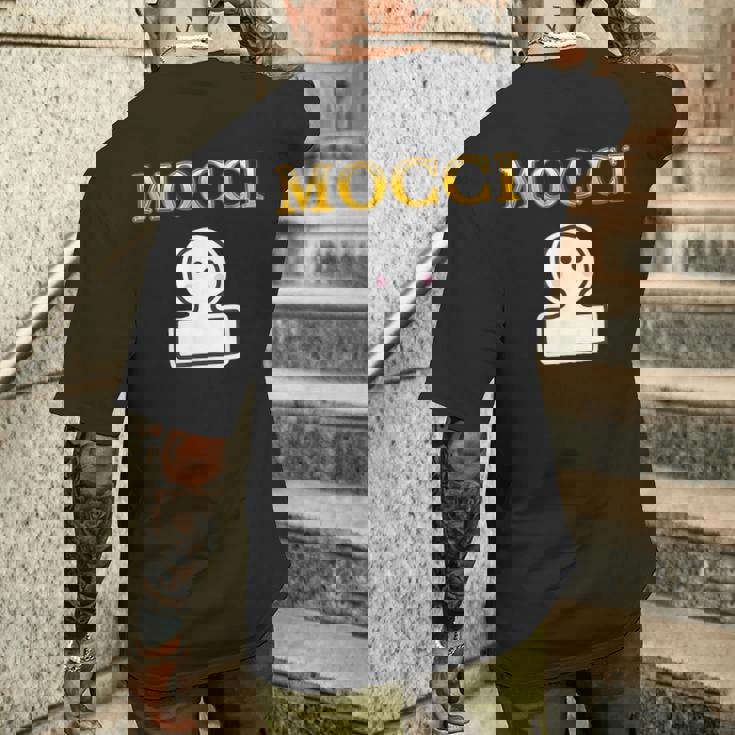 おもち Mocci 餅『おやつ ポップ』ブランド ロゴ パロディ お菓子 おやつ 面白い かわいい メンズTシャツ バックプリント 彼への贈り物