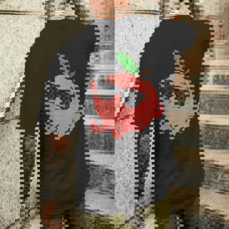 かわいい 桃 フルーツ リラックス のんびりピーチ メンズTシャツ バックプリント 彼への贈り物