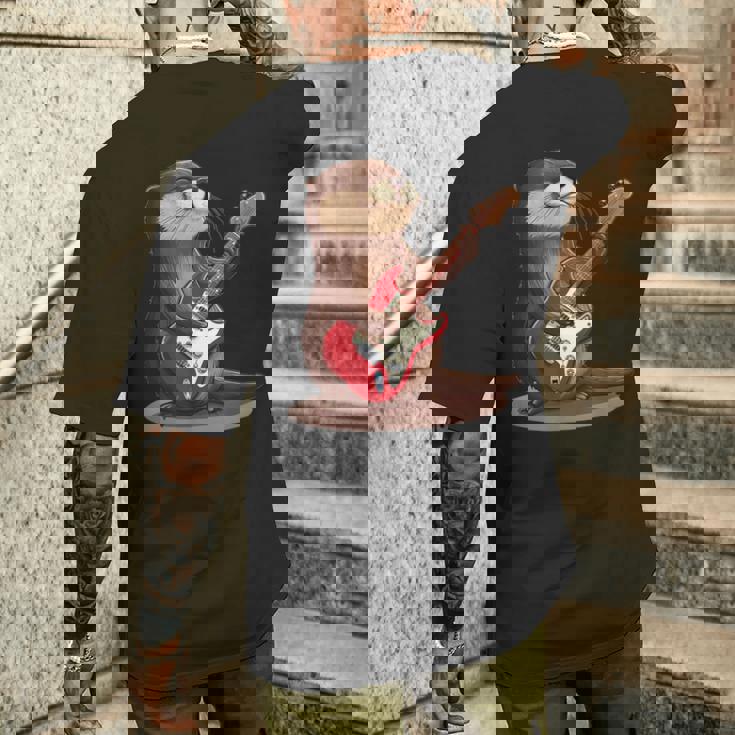 かわいいカワウソがギターを弾くコスチューム。 メンズTシャツ バックプリント 彼への贈り物