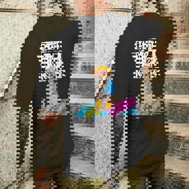 かわいい黄色いラブラドールヨガの先生が犬の子犬のためにヨガを作ります。 メンズTシャツ バックプリント 彼への贈り物