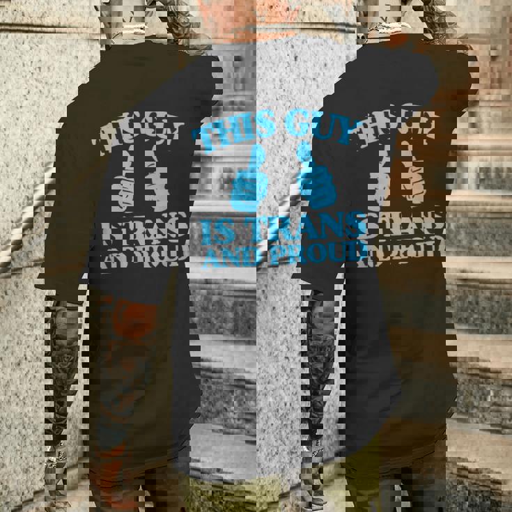 この男はトランスジェンダーで誇り高きトランスジェンダープライド二本指 メンズTシャツ バックプリント 彼への贈り物