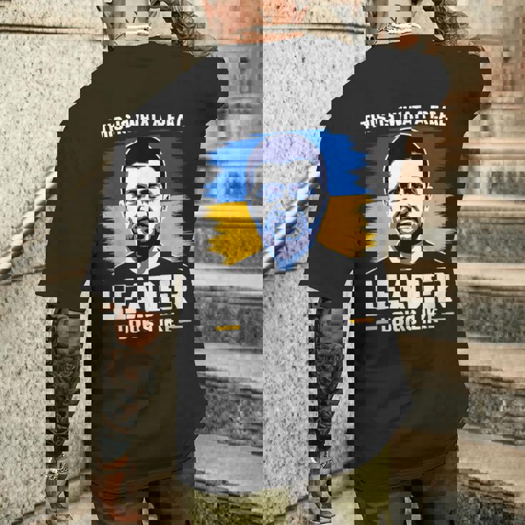 これが本当のリーダーがzelenskyをサポートしているように見えるものです。 メンズTシャツ バックプリント 彼への贈り物