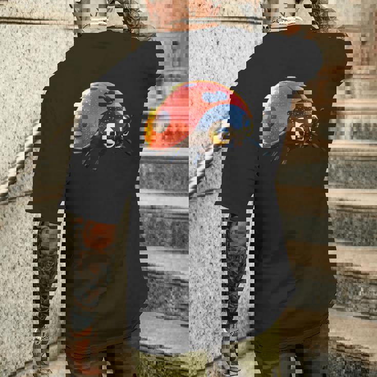 てんとう虫 てんとう虫 愛 昆虫 甲虫 甘い てんとう虫 メンズTシャツ バックプリント 彼への贈り物