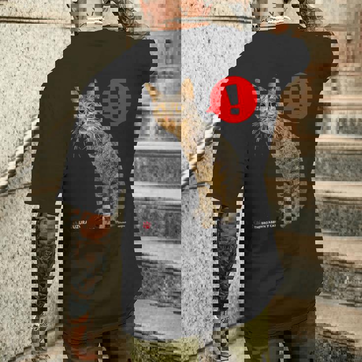 なにかをみつけたねこ、うずら 猫 かわいい キジトラ猫 Cat メンズTシャツ バックプリント 彼への贈り物