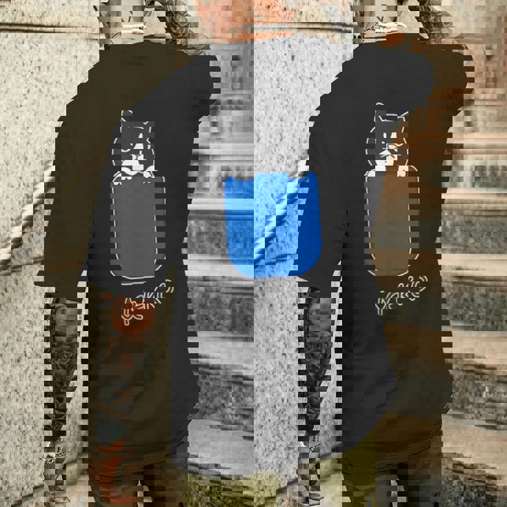 ねこさん『いん ざ ぽけっと』くびかしげ・ハチワレ 猫【どうぶつフレンズ】フキゲンネコ ゆるくて かわいい イラスト メンズTシャツ バックプリント 彼への贈り物