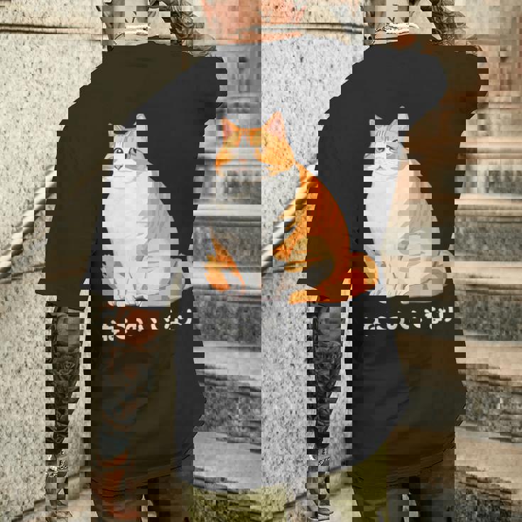 ねこのいいなり 猫 ネコ ぽっちゃり オレンジ猫 茶白猫 茶トラ白猫 イラスト 猫好き おしゃれ かわいい メンズTシャツ バックプリント 彼への贈り物