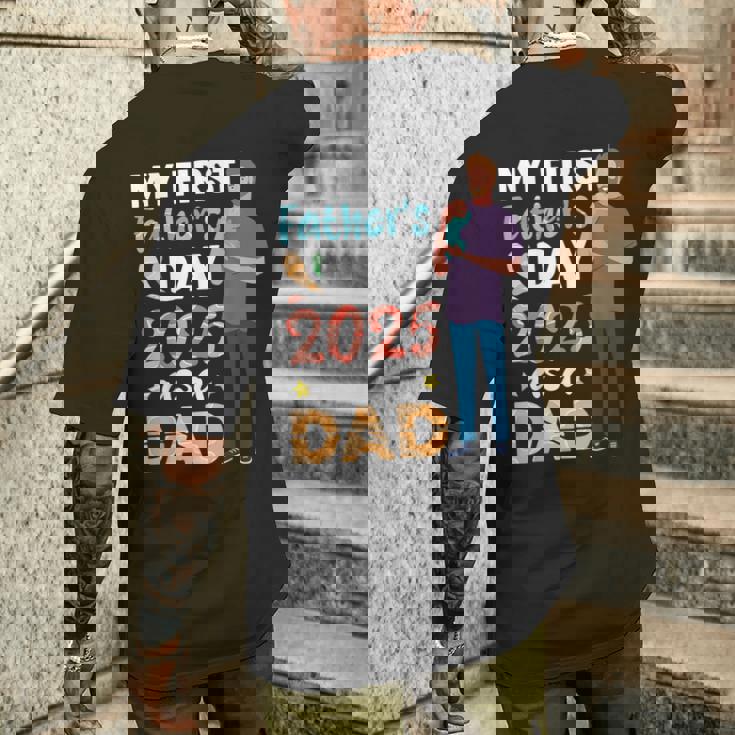 はじめての父の日2025年 赤ちゃんの誇り高きパパを持つお父さんとして メンズTシャツ バックプリント 彼への贈り物