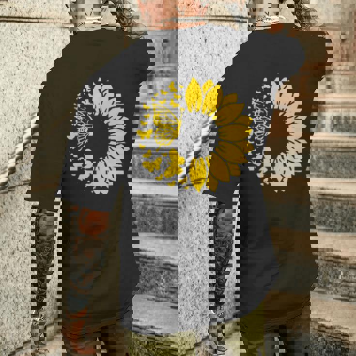 ひまわりと蝶のシルエット、自然の調和。 メンズTシャツ バックプリント 彼への贈り物