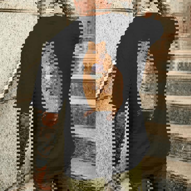 アイスクリームコーンを食べるカワイイクオッカ。 メンズTシャツ バックプリント 彼への贈り物