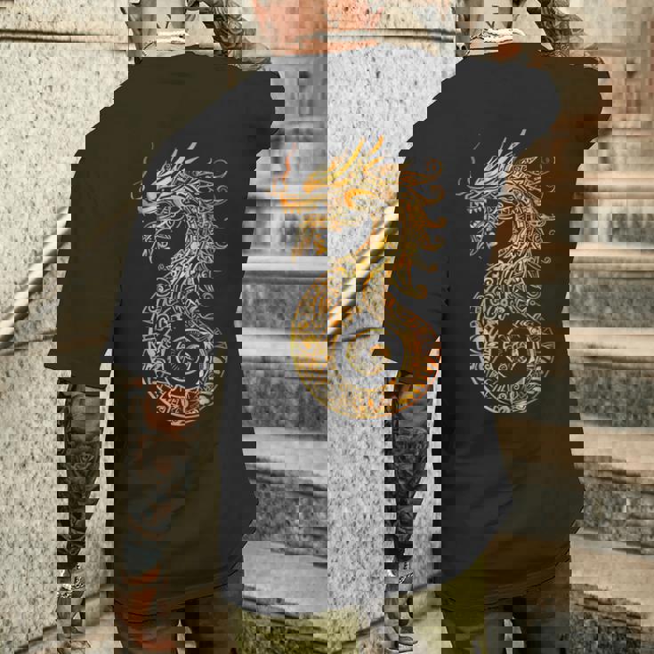 アステカ メキシコ神話 羽をつけた蛇 アートワーク ドラゴン メンズTシャツ バックプリント 彼への贈り物