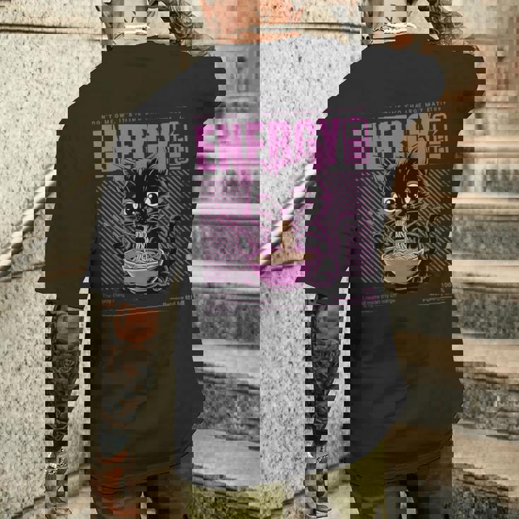 アニメ風ラーメン猫デザイン 充電と食欲のエネルギー系グラフィック メンズTシャツ バックプリント 彼への贈り物