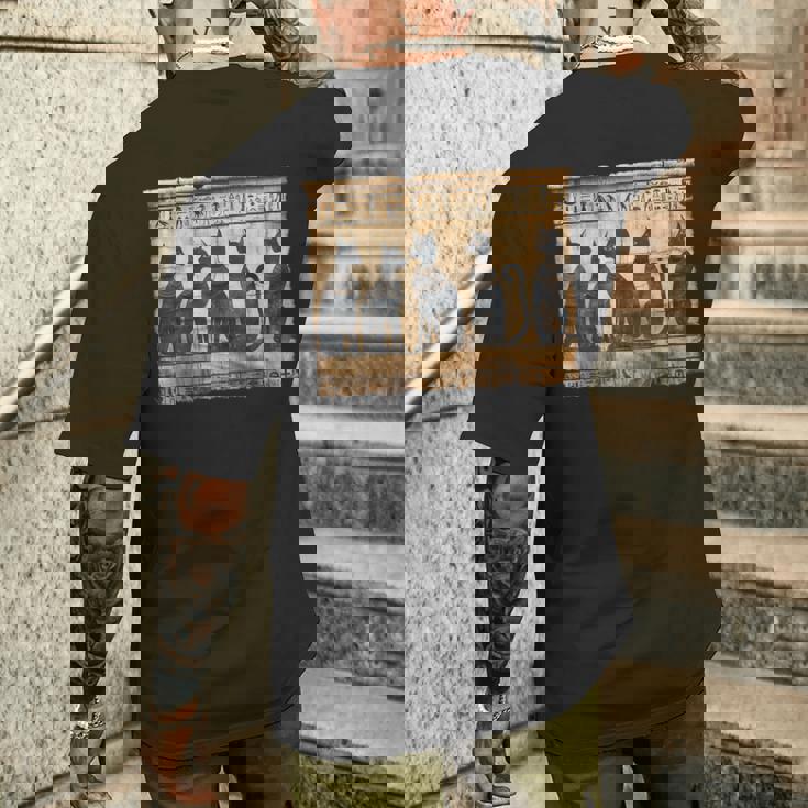 アヌビス 子猫 パピルス スクロール ピラミッド エジプトアート 猫 メンズTシャツ バックプリント 彼への贈り物