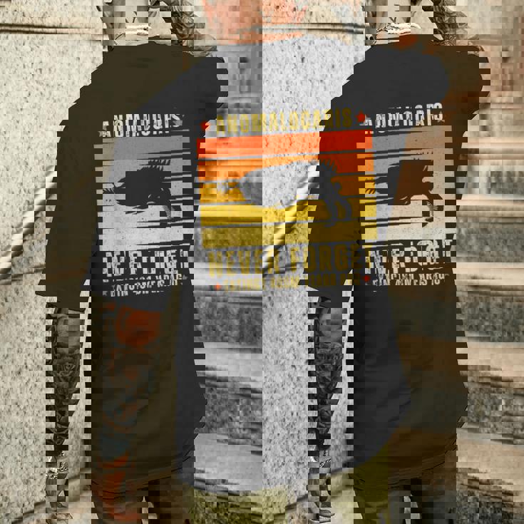 アノマロカリスは絶滅した節足動物を決して忘れない メンズTシャツ バックプリント 彼への贈り物