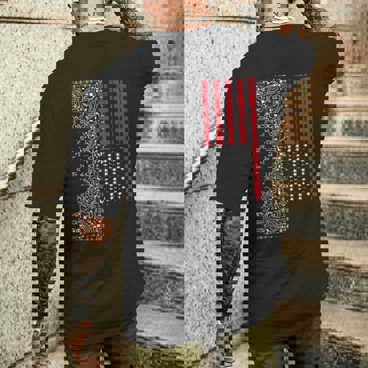 アメリカ、愛国的なアメリカ国旗、ペイズリー、バンダナプリント。 メンズTシャツ バックプリント 彼への贈り物