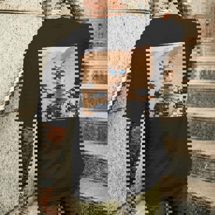 アラビア砂漠でサングラスをかけた猫、ドバイにマッチ。 メンズTシャツ バックプリント 彼への贈り物