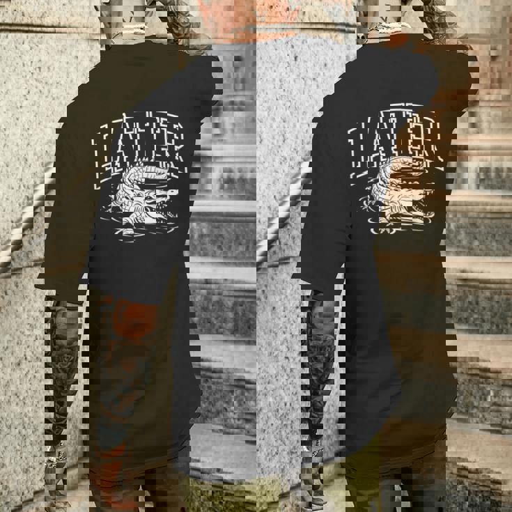 アリゲーター後で面白い皮肉なグラフィックノベルティ格言 メンズTシャツ バックプリント 彼への贈り物