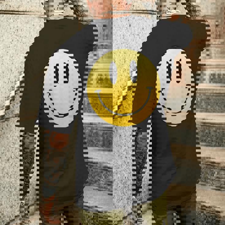 イエロー スマイル ハッピー ピース スマイル フェイス かわいい ユーモア すごい メンズTシャツ バックプリント 彼への贈り物