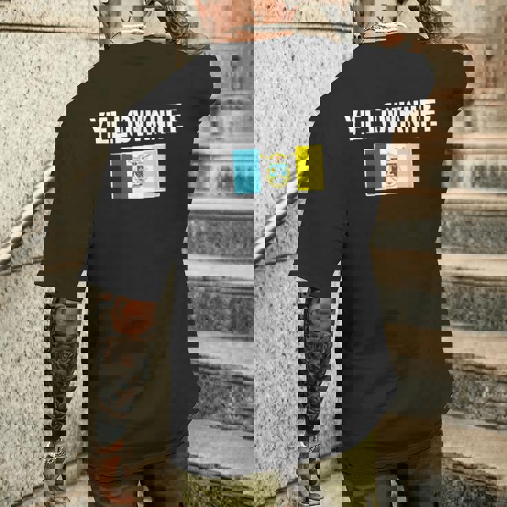 イエローナイフ 紋章 旗 国家への誇り ギフト お土産 メンズTシャツ バックプリント 彼への贈り物