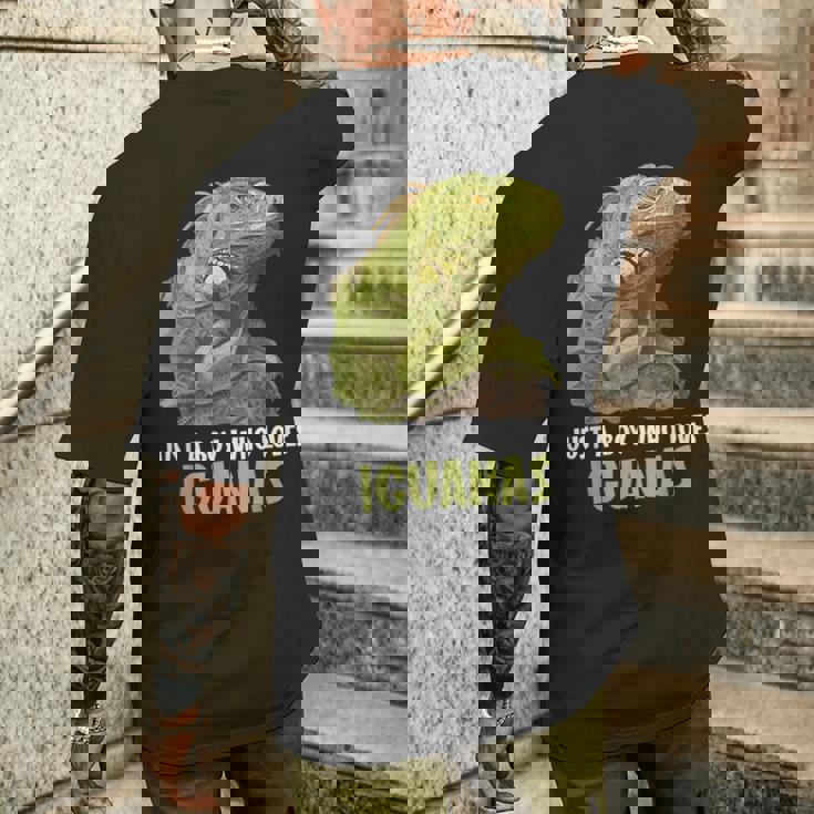 イグアナ・イグアナが大好きな男の子だけ。 メンズTシャツ バックプリント 彼への贈り物