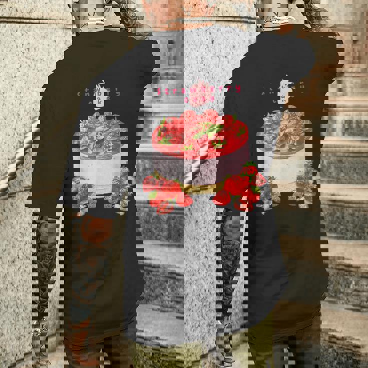 イチゴケーキ スイーツ デザート かわいい 春 パティシエ、普段着、いちご狩り、いちご、ストロベリー、お菓子 メンズTシャツ バックプリント 彼への贈り物