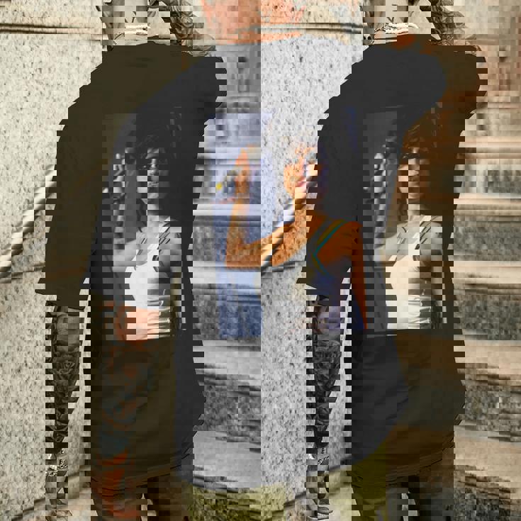 エイミー・ワインハウス・ライブ・コーチェラ・フェスティバル・カリフォルニア メンズTシャツ バックプリント 彼への贈り物