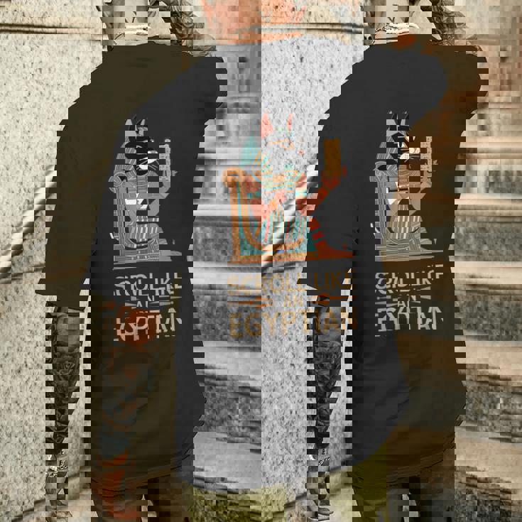 エジプトの猫のようなスクロールデザイン。 メンズTシャツ バックプリント 彼への贈り物