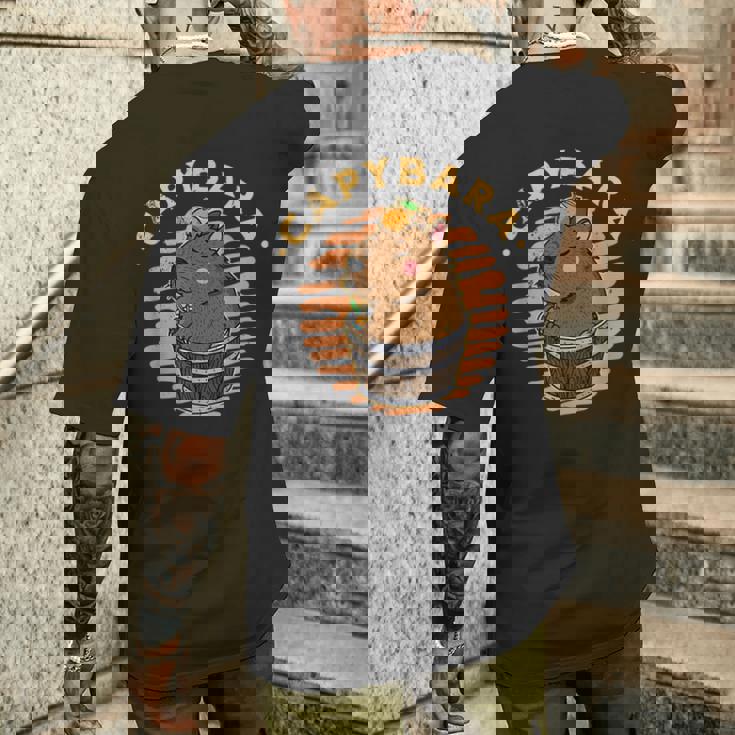 カピバラ 飼育員 動物 げっ歯類 自然 リラックス スパ メンズTシャツ バックプリント 彼への贈り物