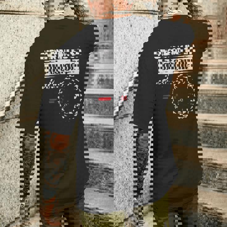 カメラカメラマン 写真家 メンズTシャツ バックプリント 彼への贈り物