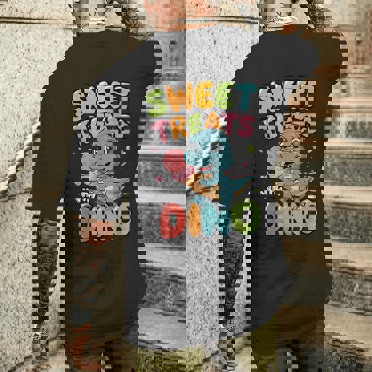 カラフル スイート おやつ 恐竜 かわいい 恐竜 デザート アイスクリーム メンズTシャツ バックプリント 彼への贈り物