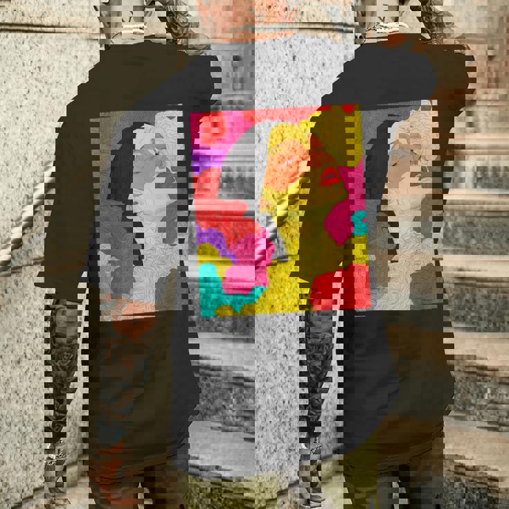 カラフルなドリームスケープ – シュールな顔と抽象的な波 メンズTシャツ バックプリント 彼への贈り物