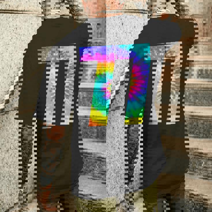 カラフルな絞り染め 77歳の誕生日または77番のチームイベント メンズTシャツ バックプリント 彼への贈り物