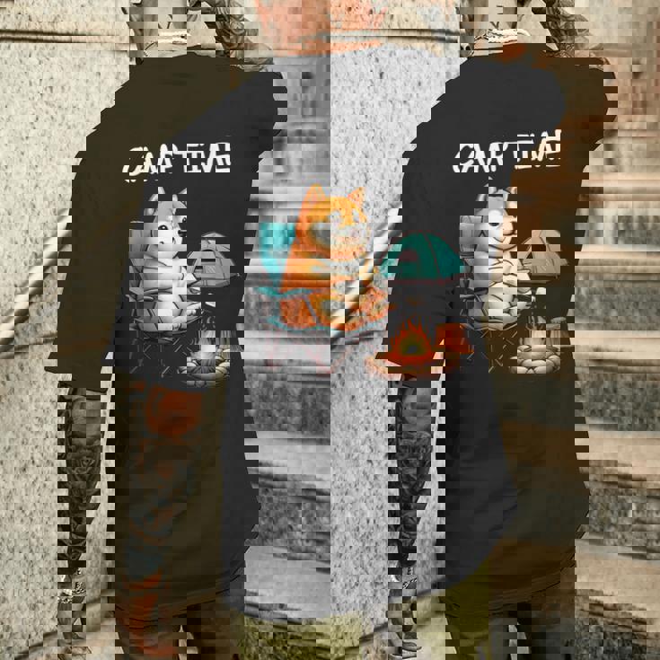 キャンプ Camp Time アウトドア 焚火 おもしろ 犬 柴犬好き 柴犬 名言 文字 面白い ふざけた ネタ メンズTシャツ バックプリント 彼への贈り物