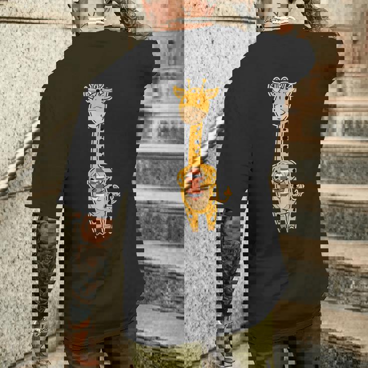 キリンはアメリカンフットボールを演じています。 メンズTシャツ バックプリント 彼への贈り物