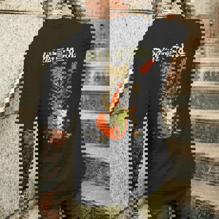 ギターを弾くロックな猫 音楽好き猫好き向けデザイン メンズTシャツ バックプリント 彼への贈り物