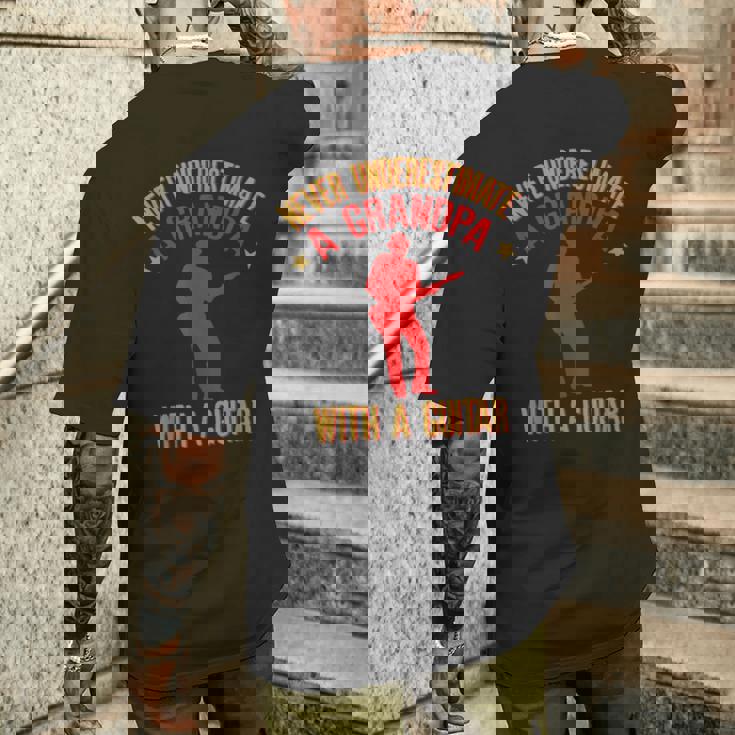 ギターを持ったおじいちゃんを決して過小評価しないでください メンズTシャツ バックプリント 彼への贈り物