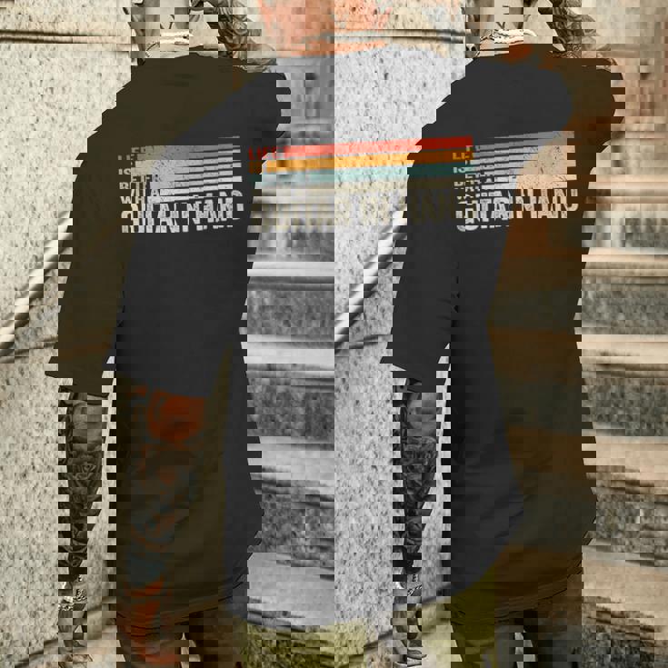 ギター・イン・ハンド・ミュージシャン・ギタリストとの人生はより良い。 メンズTシャツ バックプリント 彼への贈り物