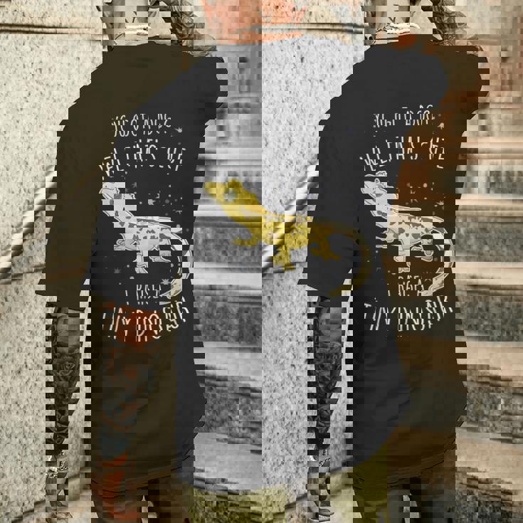 クレステッドゲッコ 小さな恐竜 トカゲ 爬虫類 ペット ハーレクイン メンズTシャツ バックプリント 彼への贈り物