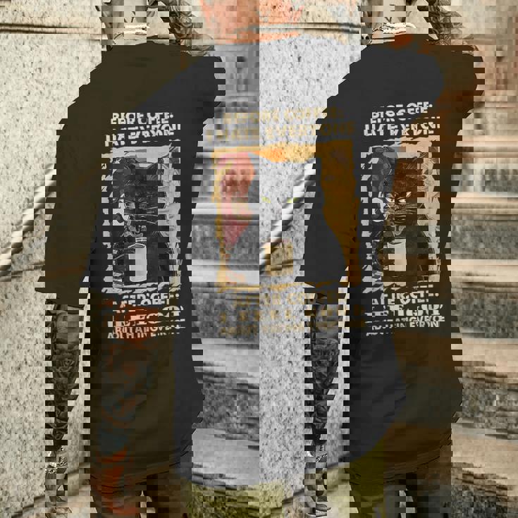 コーヒーの前にみんな嫌いな黒猫がコーヒーを飲む メンズTシャツ バックプリント 彼への贈り物