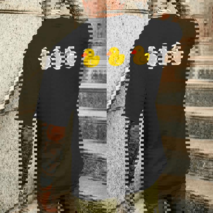 ゴムアヒル（3 スリー）黄色いアヒル お風呂のおもちゃ ラバーダック【ポップ イラスト】ゆるかわいい キャラクター メンズTシャツ バックプリント 彼への贈り物