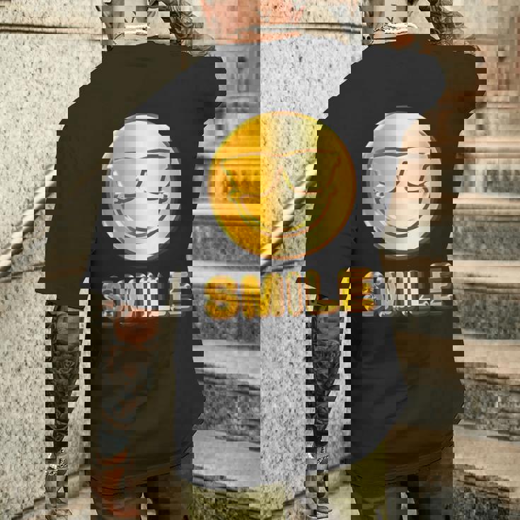 ゴールデン スマイル（フェイク ゴールド風）スマイリー フェイス ニコニコ 笑顔 サングラス 面白い 色 メンズTシャツ バックプリント 彼への贈り物